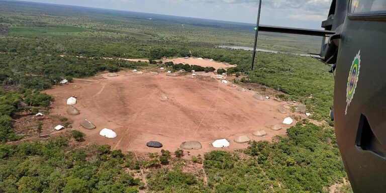 indigenas-fazem-passeata-em-brasilia-para-cobrar-demarcacao-de-terras