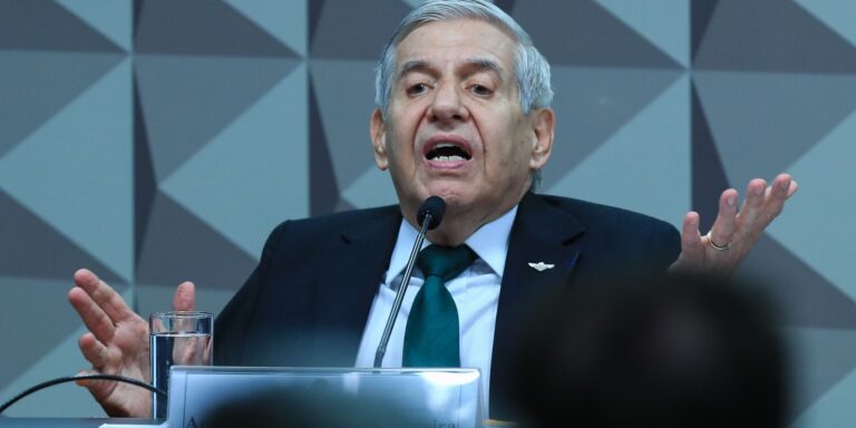 Heleno deixa Comando Militar para cumprir prisão domiciliar heleno-deixa-comando-militar-para-cumprir-prisao-domiciliar