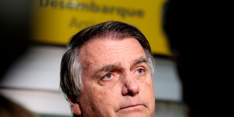 Bolsonaro deve ser internado amanhã para realizar cirurgia bolsonaro-deve-ser-internado-amanha-para-realizar-cirurgia