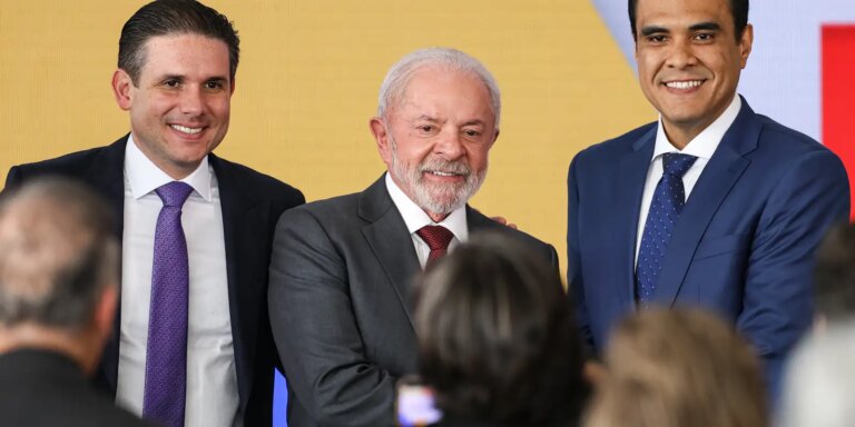 gustavo-feliciano-toma-posse-e-e-o-novo-ministro-do-turismo