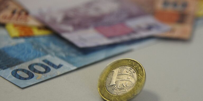 Salário mínimo passa a valer R$ 1.621 a partir de 1º de janeiro salario-minimo-passa-a-valer-r$-1.621-a-partir-de-1o-de-janeiro