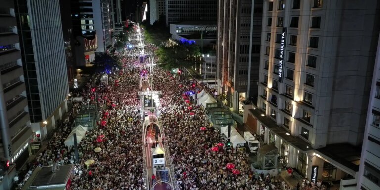 rreveillon-na-avenida-paulista-teve-musica-e-fogos-silenciosos