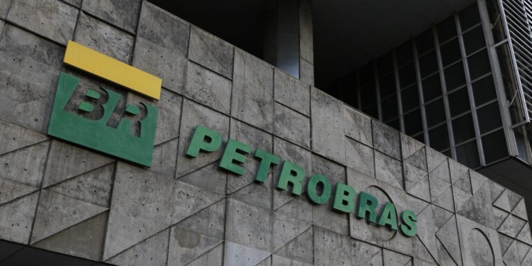Petrobras assina acordo para produzir diesel S10 para a Vale petrobras-assina-acordo-para-produzir-diesel-s10-para-a-vale