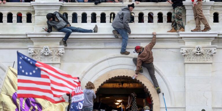 EUA lançam site onde reescrevem versão da invasão ao Capitólio eua-lancam-site-onde-reescrevem-versao-da-invasao-ao-capitolio