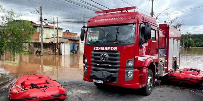 Bombeiros localizam corpo de mulher que desapareceu em enchente em SP bombeiros-localizam-corpo-de-mulher-que-desapareceu-em-enchente-em-sp
