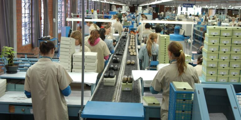 Faturamento da indústria sobe, mas emprego cai pelo terceiro mês faturamento-da-industria-sobe,-mas-emprego-cai-pelo-terceiro-mes