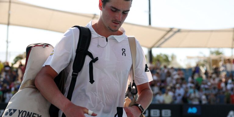 Fora de ritmo, João Fonseca cai na estreia do Aberto da Austrália fora-de-ritmo,-joao-fonseca-cai-na-estreia-do-aberto-da-australia