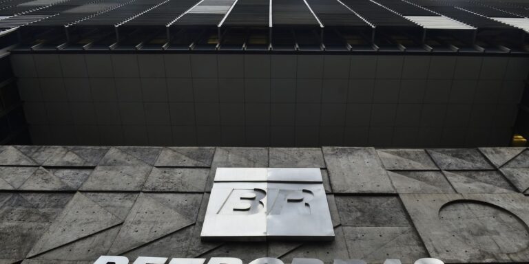 Petrobras reduz preço da gasolina em 5,2% a partir desta terça petrobras-reduz-preco-da-gasolina-em-5,2%-a-partir-desta-terca