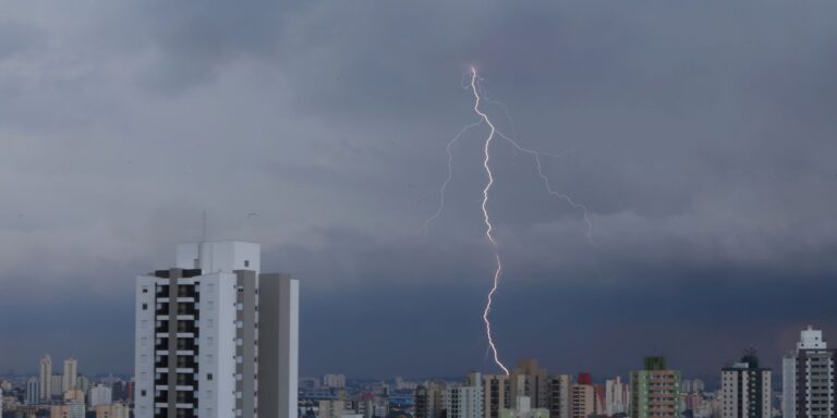 temporal-em-sao-paulo-provoca-alagamentos-e-quedas-de-arvores
