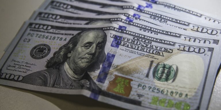 Dólar cai para R$ 5,20 e atinge menor valor em 20 meses dolar-cai-para-r$-5,20-e-atinge-menor-valor-em-20-meses