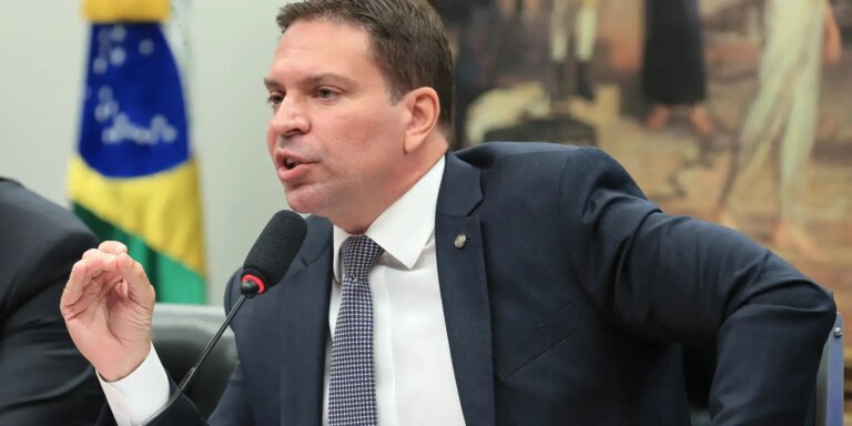 Governo brasileiro entrega pedido de extradição de Ramagem aos EUA governo-brasileiro-entrega-pedido-de-extradicao-de-ramagem-aos-eua