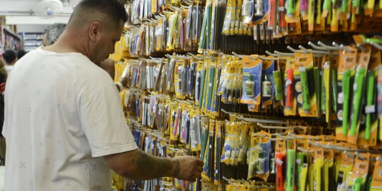 procon-rj-aponta-variacao-de-ate-835%-em-material-escolar